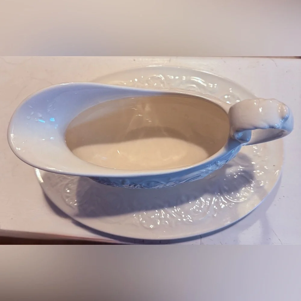 Vintage Wedgwood Patrician Gravy Boat with Attached Underplate|Barlaston England